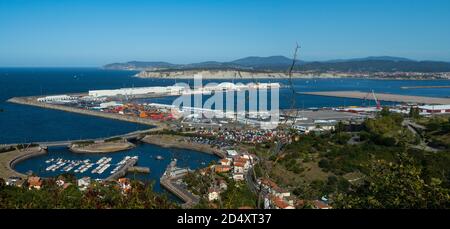 Luftpanorama von einem Industriehafen von Bilbao, Spanien mit Schiffen und Containern Stockfoto