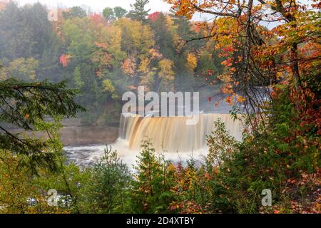 Upper Tahquamenon Falls, Tahquamenon Falls SP, Autumn, Michigan, USA von James D. Coppinger/Dembinsky Photo Assoc Stockfoto