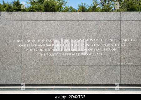 Mauer mit Rede gegen Krieg am Martin Luther King Jr. National Memorial in Washington D.C. Stockfoto