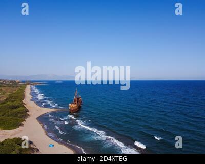 Luftaufnahme von 'Dimitrios' Schiffswrack in Glyfada oder Valtaki Strand, in der Nähe von Gytheio Stadt, Mani, Lakonia, Griechenland Stockfoto