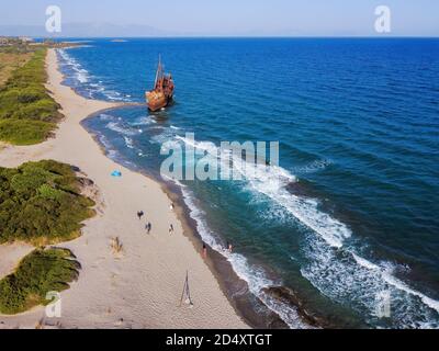 Luftaufnahme von 'Dimitrios' Schiffswrack in Glyfada oder Valtaki Strand, in der Nähe von Gytheio Stadt, Mani, Lakonia, Griechenland Stockfoto