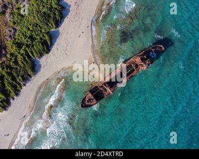 Luftaufnahme von 'Dimitrios' Schiffswrack in Glyfada oder Valtaki Strand, in der Nähe von Gytheio Stadt, Mani, Lakonia, Griechenland Stockfoto