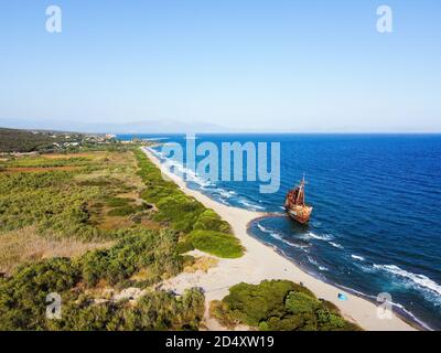 Luftaufnahme von 'Dimitrios' Schiffswrack in Glyfada oder Valtaki Strand, in der Nähe von Gytheio Stadt, Mani, Lakonia, Griechenland Stockfoto