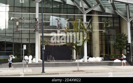 Der Haupteingang zum geschlossenen und bankrotten Trump International Hotel and Tower in Vancouver, British Columbia, Kanada ist verladen. Stockfoto