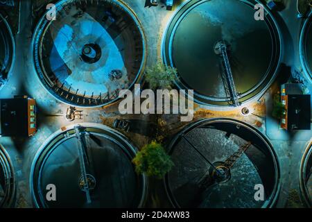 Luftaufnahme der modernen Kläranlage mit runden Pools für die Reinigung von Abwasser, Drohne erschossen. Stockfoto