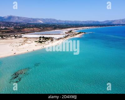 Luftpanorama von Pounda Strand in der Nähe von Elafonisos Insel in Griechenland Stockfoto