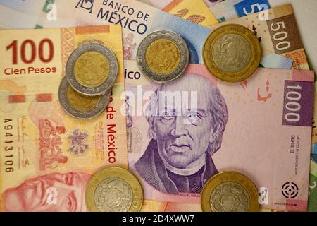 Viele mexikanische Pesos Rechnungen verteilt zufällig über eine flache Oberfläche Stockfoto