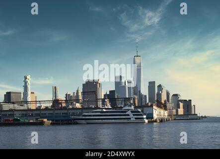 Blick auf das Finanzviertel in Lower Manhattan mit One World Trade Center Gebäude im Hintergrund von der Christopher Street aus gesehen 45 Pier am Hudson Ri Stockfoto