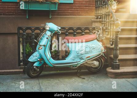 Vintage blau Roller vor Brownstone auf einem geparkt Gehweg Stockfoto