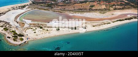 Luftpanorama von Pounda Strand in der Nähe von Elafonisos Insel in Griechenland