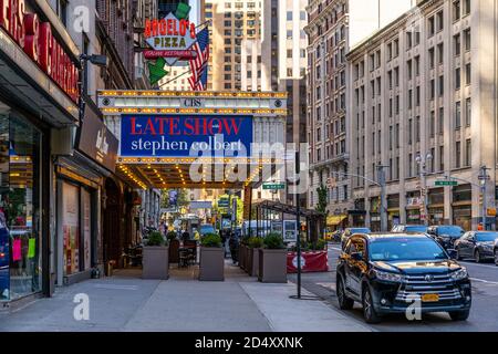 Manhattan, New York - 8. Oktober 2020: Leere Straßen vor dem Ed Sullivan Theater während der Coronavirus-Pandemie. Stockfoto