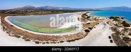 Luftpanorama von Pounda Strand in der Nähe von Elafonisos Insel in Griechenland Stockfoto