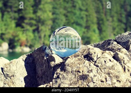 Blick auf den Eibsee in Bayern Deutschland, reflektiert in Kristallkugel Stockfoto