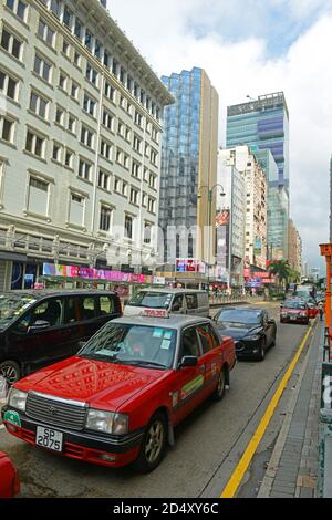 Hong Kong Urban Red Toyota Crown Comfort YXS10 vier Sitze Taxi an der Nathan Road in Kowloon, Hong Kong, China. Stockfoto