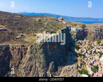 Luftpanorama von Monemvasia befestigte Stadt in Griechenland Stockfoto