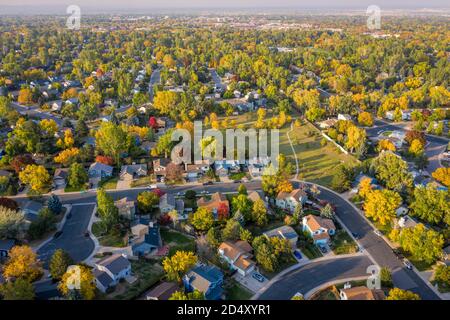 Herbstfarben unter wildem Rauch - Luftbild von Fort Collins im Norden Colorados mit Rauch vom Cameron Peak (CO) Und Mullen (WY) feuert (Octo Stockfoto