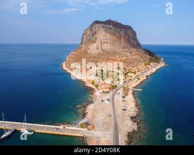 Luftpanorama von Monemvasia befestigte Stadt in Griechenland Stockfoto