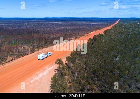 Wohnwagen, Wohnmobil, das mit dem Auto abgeschleppt wird, auf staubiger Outback-Straße, aus der Luft gesehen, Hyden Noresman Road, Western Australia Stockfoto