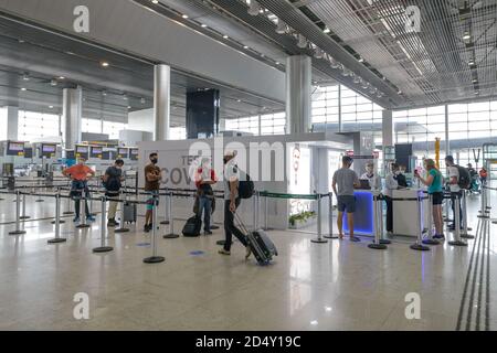 Coronavirus-Testanlage im Flughafen Sao Paulo Terminal 3. PCR-Express-Prüfung für internationale Reisen in Guarulhos Flughafen. Warteschlange der Passagiere. Stockfoto