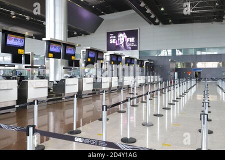 Leere Check-in-Halle des Flughafens Sao Paulo Guarulhos Terminal 3. Leeres Flughafeninnere aufgrund einer Coronavirus-Pandemie und geringer Nachfrage. Flughafen GRU, Brasilien. Stockfoto