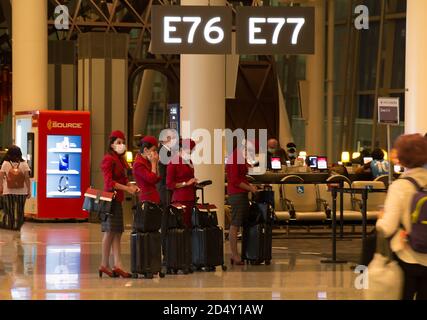 TORONTO, KANADA - 08 20 2020: Die Flugcrew von Turkish Airlines trägt Gesichtsmasken neben dem Gate in der leeren Nachthalle von Toronto Pearson Stockfoto