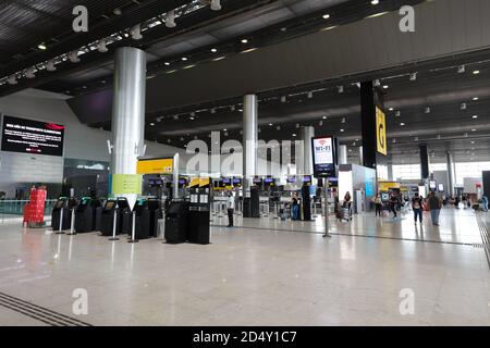 Innenraum des Flughafens Sao Paulo Guarulhos Terminal 3. Check-in-Halle des neuen internationalen Passagierterminals des GRU-Flughafens in Brasilien. Stockfoto