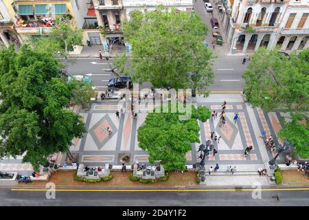 Paseo Del Prado Promenade und Paseo de Mati peatonal in Alt-Havanna in Kuba. Blick auf El Prado mit mehreren Fußgängern zu Fuß. Stockfoto