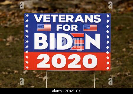 Ein 2020 Vereinigten Staaten Präsidentenwahl Yard Zeichen Veterans für Joe Biden Stockfoto