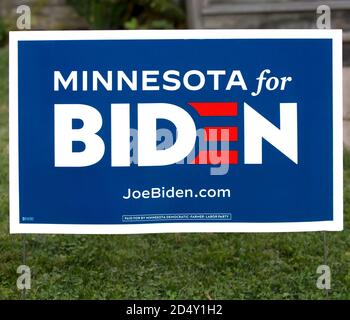 Ein Minnesota 2020 US-Präsidentschaftswahl Yard Zeichen des Demokraten Kandidat Joe Biden Stockfoto