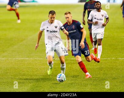 Chicago, USA, 11. Oktober 2020. Major League Soccer (MLS) D.C. United Defender Frédéric Brillant (13) kämpft für den Ball gegen den Chicago Fire FC-Stürmer Robert Beric (27) im Soldier Field in Chicago, IL, USA. Feuer gewann 2-1. Kredit: Tony Gadomski / Alle Sport Imaging / Alamy Live Nachrichten Stockfoto