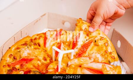 Heißes hausgemachtes, vegetarisches fast italienisches Essen, Hand von Little Child Holding Delivery Pizza Pepperoni, Käse viele Scheiben in einem offenen Karton Stockfoto