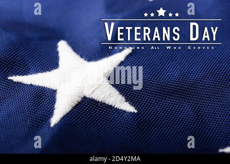 Makroaufnahme eines weißen gestickten Sterns auf dem Blau der US-amerikanischen Flagge, der den Hintergrund für die Verwendung, US-Veteranen oder den Unabhängigkeitstag symbolisiert Stockfoto