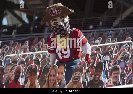 Santa Clara, Usa. Oktober 2020. San Francisco 49ers Maskottchen Sourdough Sam läuft durch Ausschnitte von Fans vor einem Spiel gegen die Miami Dolphins im Levi's Stadium in Santa Clara, Kalifornien am Sonntag, 11. Oktober 2020. Die Delfine schlagen die 49ers 43-17. Foto von Terry Schmitt/UPI Kredit: UPI/Alamy Live Nachrichten Stockfoto