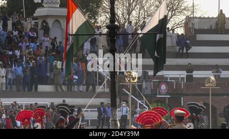 AMRITSAR, INDIEN - 19. MÄRZ 2019: Die indische und pakistanische Flagge wird an der wagah-Grenze in amritsar, indien, abgeschlagen Stockfoto