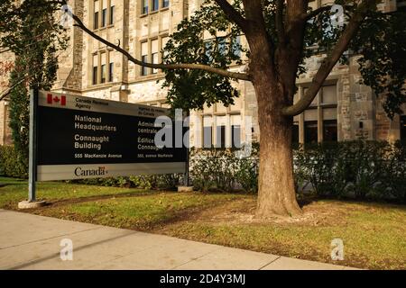 Ottawa, Ontario, Kanada - 8. Oktober 2020: Der nationale Hauptsitz der Canada Revenue Agency (CRA) im Connaught Building in der Innenstadt von Ottawa. Stockfoto