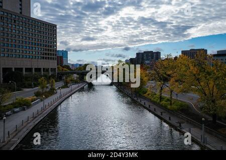 Ottawa, Ontario, Kanada - 8. Oktober 2020: Der Rideau-Kanal in Ottawa, Ontario, Kanada von der Mackenzie King Bridge in der Herbstsaison. Stockfoto