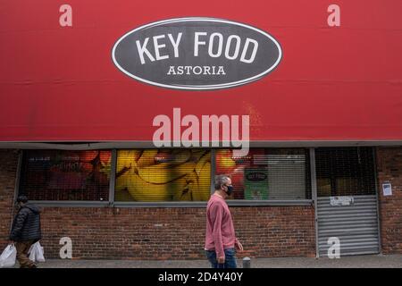 NEW YORK, NY OKTOBER 11: Der Key Food Supermarket in der 31 Street in der Nachbarschaft von Astoria ist am 11. Oktober 2020 in New York City geschlossen. Stockfoto