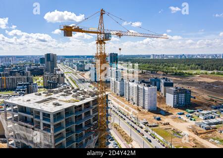 Neues Wohnviertel. Hochhaus im Bau. Luftaufnahmen mit Drohne Stockfoto