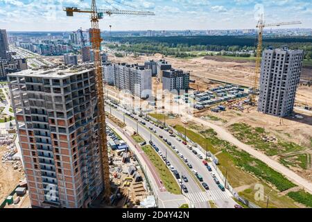 Bau eines neuen Wohngebietes von Hochhäusern Wohngebäude in Vorort-Bezirk. Panorama-Luftaufnahme Stockfoto