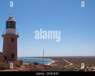 Vlamingh Head Lighthouse, North West Cape, Westaustralien. Das VLF-Antennenfeld ist in der Ferne zu sehen. Stockfoto