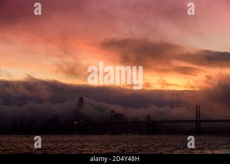 Dramatischer Sonnenuntergang über der Innenstadt von San Francisco Stockfoto