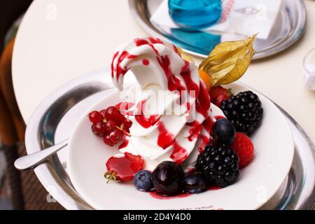 Nahaufnahme von gefrorenem Dessert, Eis mit Waldbeeren Stockfoto
