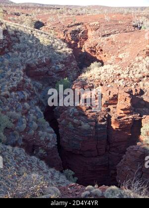 Spinifex übersäte steile Klippen über der Weano Gorge, Karijini National Park, Western Australia Stockfoto