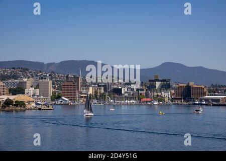 Crystal Cutter III nähert sich der Ziellinie des Rolex Sydney Hobart Ocean Yacht Race 2019 in Hobart, Tasmanien am 30. Dezember 2019 Stockfoto