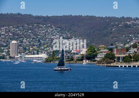 Die Wauquiez Centurion 40s Yacht 'Airstream' passiert Wrest Point Casino auf dem Weg zum Ziel beim Rolex Sydney to Hobart Yacht Race 2019, 3 Stockfoto