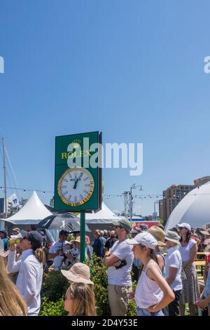 Die Besucher des Rolex Sydney to Hobart Jachtrennens 2019 werden im Race Village am Constitution Dock, Hobart, Tasmanien, mit einer Präsentation geehrt Stockfoto