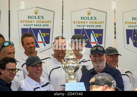 Präsentation der Trophäe für die Handicap-Auszeichnung im Jahr 2019 Rolex Sydney Hobart Yacht Race to the wining Crew of Ichi Ban vom Cruising Yacht Club Stockfoto