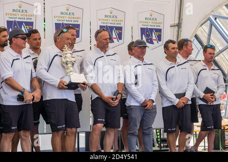 Übergabe der Trophäe für Handicap-Auszeichnungen beim Rolex Sydney Hobart Yacht Race 2019 an die Wining Crew von Ichi Ban. Stockfoto