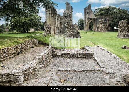 Frederick Bond Blighs Edgar-Kapelle-Bereich, Blick nach Westen durch die Ruinen der Glastonbury Abbey, am östlichen Ende, Kreuzung und Kirchenschiff. Grundfläche. Stockfoto