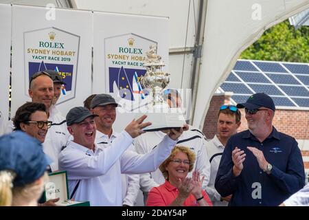 Präsentation der Trophäe für die Handicap-Auszeichnung im Jahr 2019 Rolex Sydney Hobart Yacht Race to the wining Crew of Ichi Ban vom Cruising Yacht Club Stockfoto